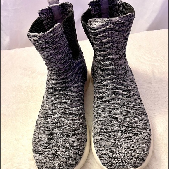APL Shoes - APL CHELSEA BOOTIES Size 7 black n white